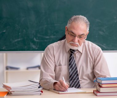 Sınıfta tecrübeli bir öğretmen var.