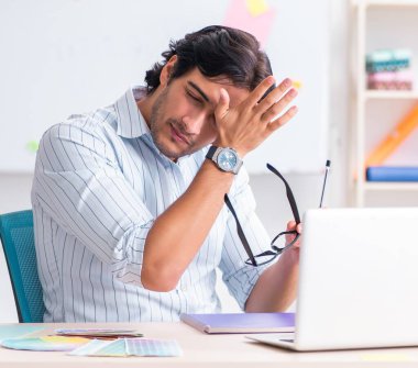 Ofiste çalışan yakışıklı erkek tasarımcı.