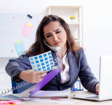 Ofiste çalışan genç bayan tasarımcı.