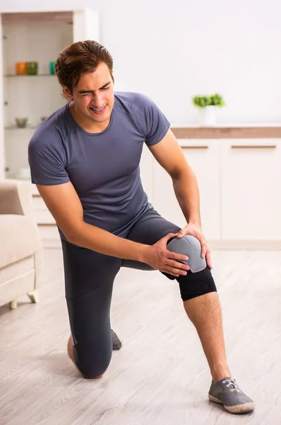Young Man Injured Knee Recovering Home — Stock Photo, Image