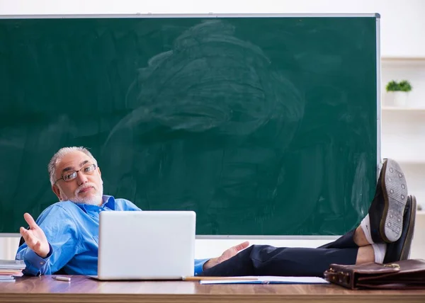 Überalterte Männliche Lehrer Tele Education Konzept — Stockfoto