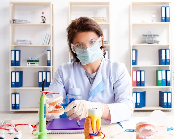 Kadın Doktor Yeni Diş Implantı Üzerinde Çalışıyor — Stok fotoğraf