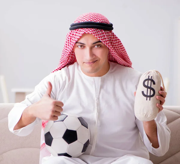 Mladý Arabský Muž Sledující Fotbal Sedící Pohovce — Stock fotografie