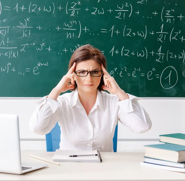 Guru Matematika Wanita Depan Papan Tulis — Stok Foto