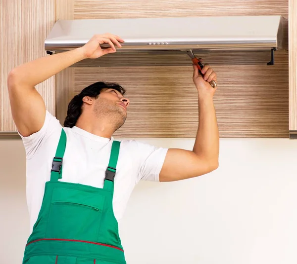 Der Junge Unternehmer Repariert Klimaanlage Der Küche — Stockfoto