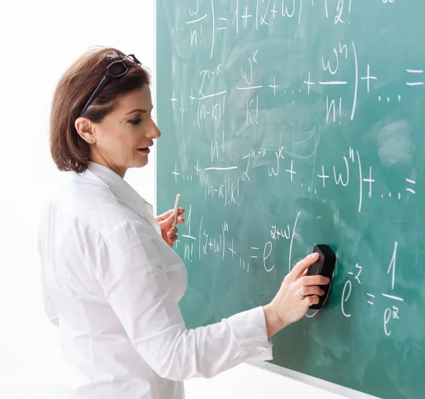 黒板の前の女数学の先生 — ストック写真