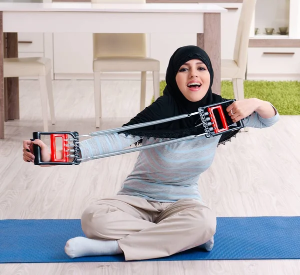Giovane Donna Hijab Che Esercizi Casa — Foto Stock