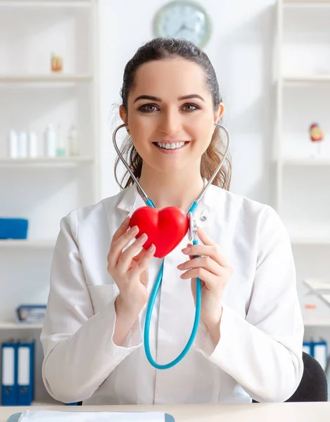 診療所で働いている若い女性医師の心臓専門医 — ストック写真