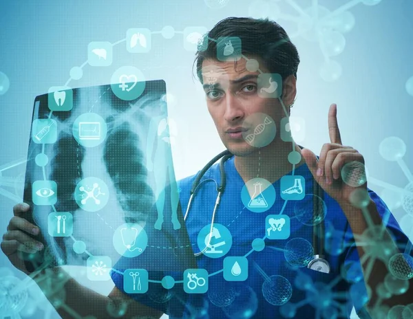 Der Junge Arzt Betrachtet Das Röntgenbild Mhealth Concept — Stockfoto