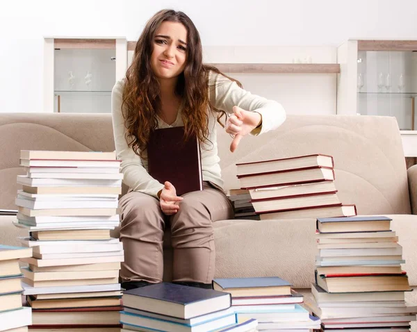 Giovane Studentessa Che Prepara Agli Esami Casa — Foto Stock