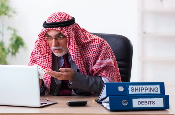 Старый Арабский Бухгалтер Плохо Себя Чувствует Офисе — стоковое фото