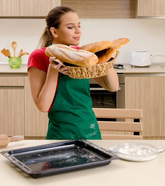 Mutfakta Çalışan Genç Kadın Fırıncı — Stok fotoğraf