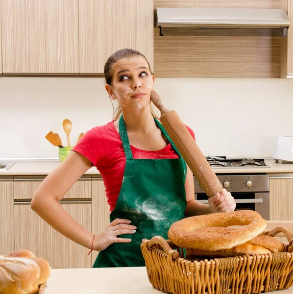 Giovane Panettiere Donna Che Lavora Cucina — Foto Stock