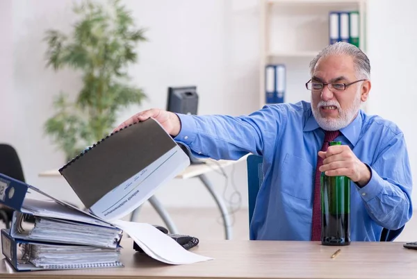 Starszy Pracownik Pijący Alkohol Biurze — Zdjęcie stockowe