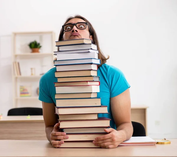 Junge Männliche Schüler Und Viele Bücher Klassenzimmer — Stockfoto