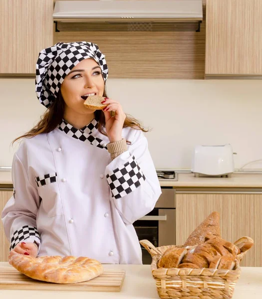 Padeiro Fêmea Jovem Que Trabalha Cozinha — Fotografia de Stock