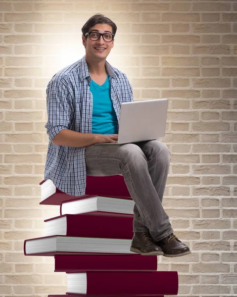 Dizüstü Bilgisayar Kitaplardan Anlayan Genç Adam — Stok fotoğraf