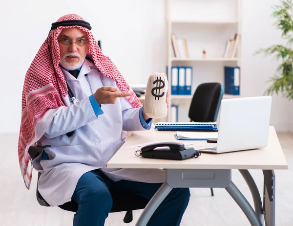 Tapasztalt Férfi Arab Orvos Kezében Pénzeszsák — Stock Fotó
