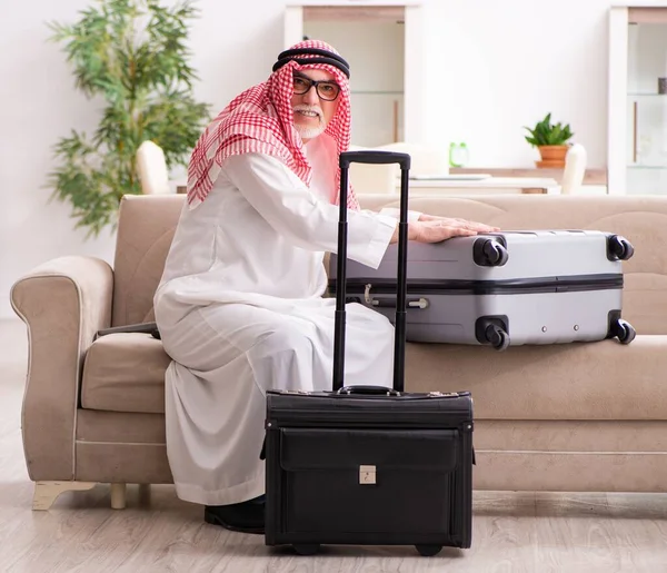 Starý Arabský Podnikatel Připravuje Služební Cestu — Stock fotografie