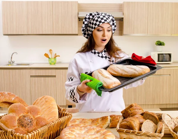 Молода Жінка Пекарня Працює Кухні — стокове фото