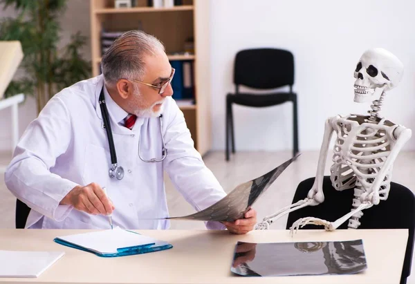Gammal Läkare Radiolog Och Skelett Patient Kliniken — Stockfoto