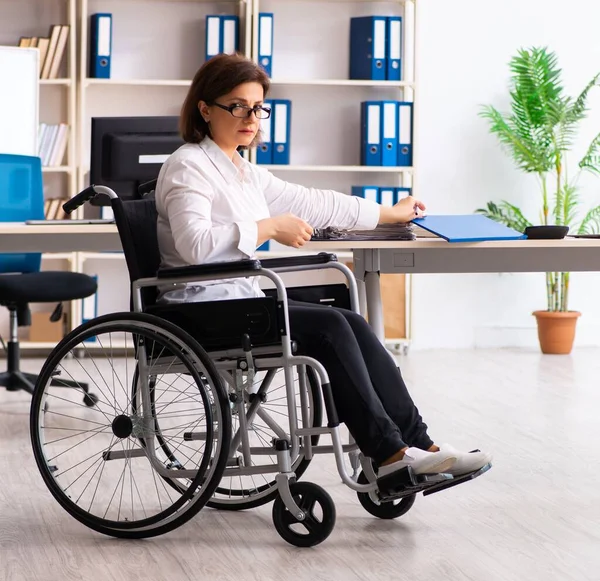 办公室里坐在轮椅上的女雇员 — 图库照片