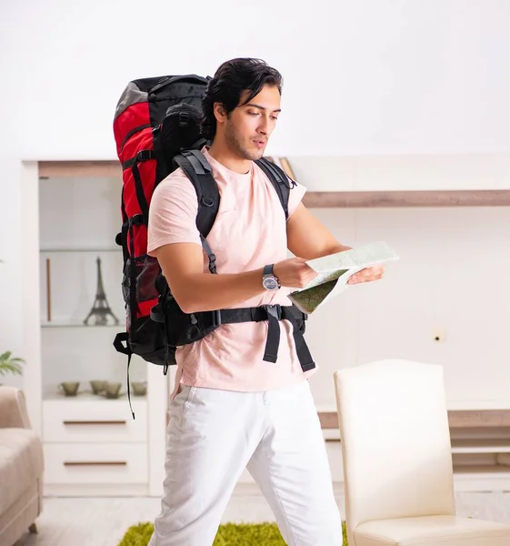 Der Junge Männliche Tourist Bereitet Sich Hause Auf Die Reise — Stockfoto
