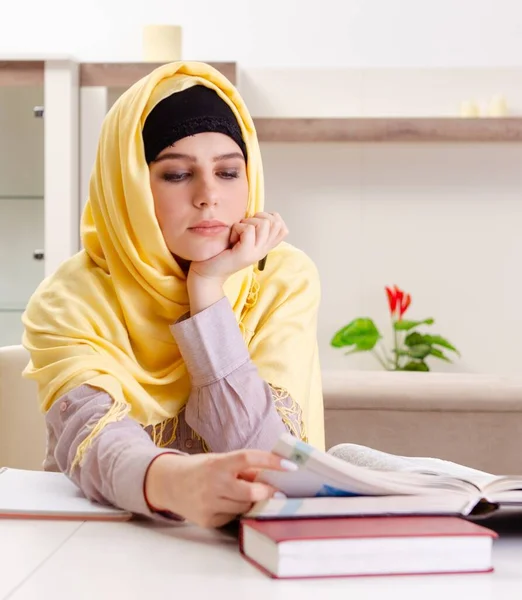Siswa Perempuan Dalam Hijab Mempersiapkan Diri Untuk Ujian — Stok Foto