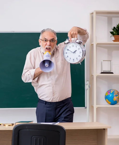 Vecchio Insegnante Senior Nel Concetto Gestione Del Tempo — Foto Stock