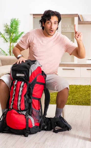 Joven Turista Masculino Preparándose Para Viaje Casa — Foto de Stock