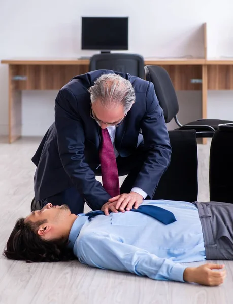 Der Männliche Mitarbeiter Erlitt Büro Einen Herzinfarkt — Stockfoto