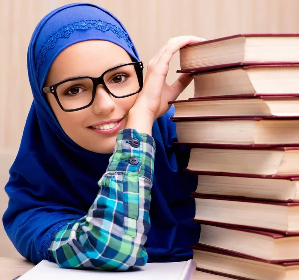 Het Moslim Meisje Bereidt Zich Voor Toelatingsexamens — Stockfoto