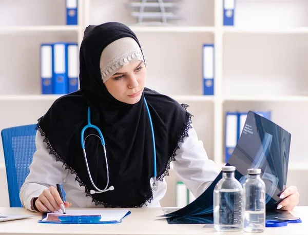 Der Junge Arzt Hidschab Arbeitet Der Klinik — Stockfoto