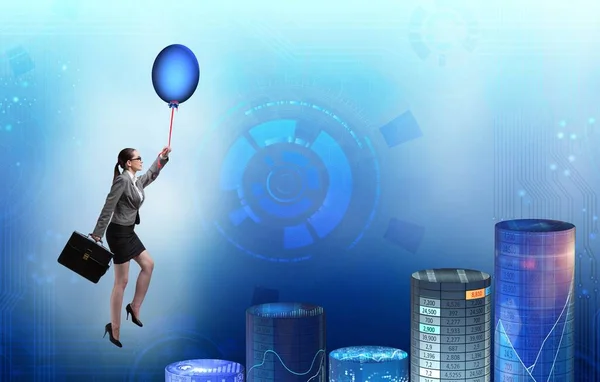 Geschäftsfrau Fliegt Mit Heißluftballon Über Grafik — Stockfoto
