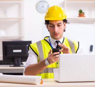 Ofiste çalışan erkek inşaat mühendisi.