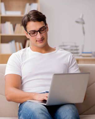 Kanepede oturan adam.