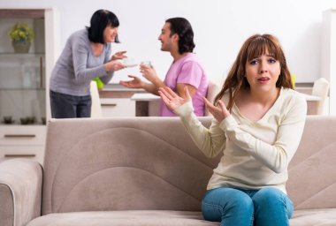 Aile sorunları konseptinde genç aile ve kaynana.