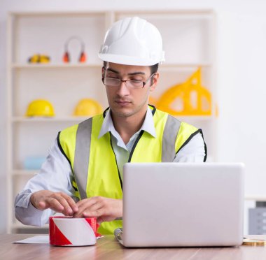 Ofiste çalışan genç erkek mimar.