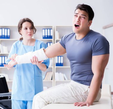 Hastanede yaralanma kontrolü sırasında doktor ve hasta...