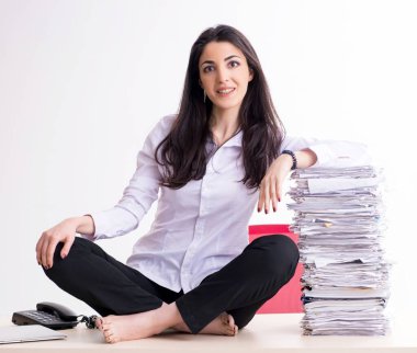 Ofiste egzersiz yapan genç bayan çalışan.