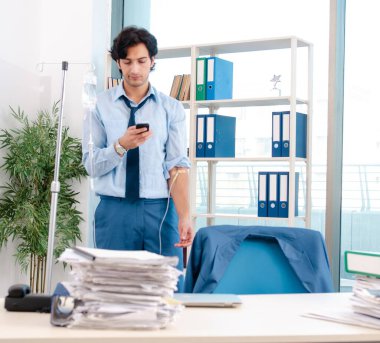 Kan nakli konseptinde genç bir erkek çalışan.