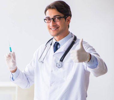 Doktor bebek aşısı için hazırlanıyor.