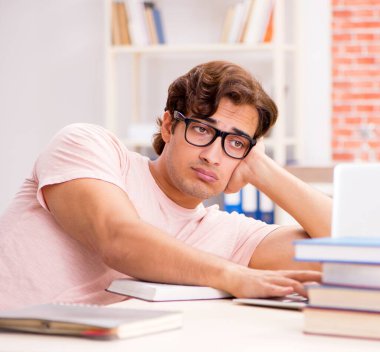 Üniversite sınavlarına hazırlanan genç öğrenci.