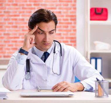 Hastanede çalışan genç doktor.