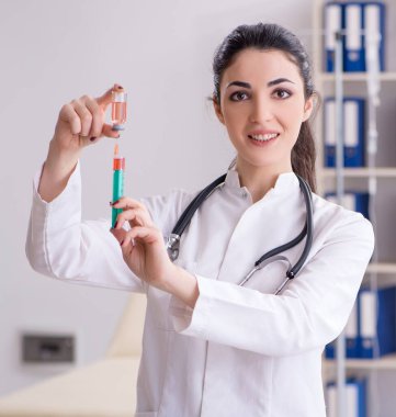 Enfüzyon konseptinde genç bayan doktor.