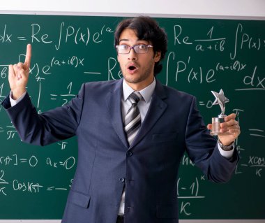 Sınıftaki genç erkek matematik öğretmeni.