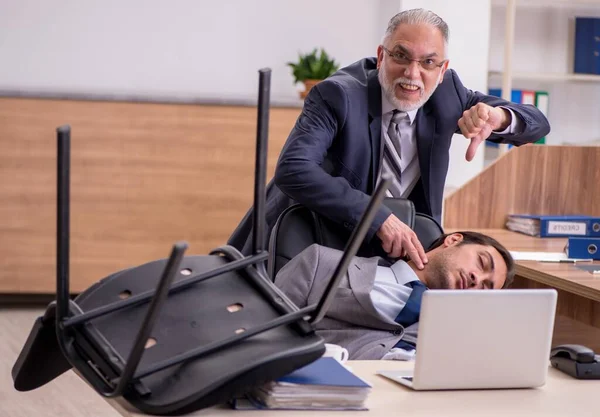 Old Male Boss Young Male Assistant Office — Stock Photo, Image