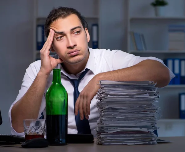Alkoholberoende Affärsman Som Arbetar Sent — Stockfoto