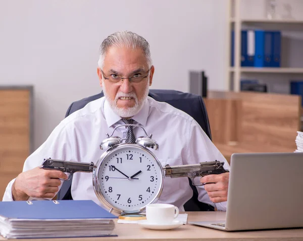 Old Employee Time Manegement Concept — Stock Photo, Image