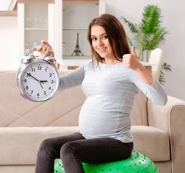 Jonge Zwangere Vrouw Doet Sport Oefeningen Thuis — Stockfoto